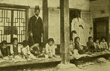 지금으로부터 100년 전 외국인들이 한국인을 보고 감탄한 일이 있었다고 한다. 그 이유가 무엇일까. 1897년, 조선 개항장에 거주헸던 외국인의 수는 무려 13,000명이었다. 그중 일본인이 만 명, 중국인이 2,500명, 영국인이 7