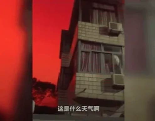 중국의 한 도시 밤하늘이 ‘핏빛’으로 물들어 현지 시민들이 공포에 떨었다. 지난 9일(현지 시간) 온라인 미디어 시카고투데이는 마치 지구 종말을 연상케 하는 시뻘건 하늘 사진을 공개해 눈길을 끌었다.