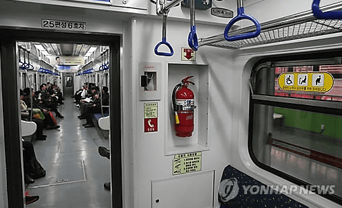 서울 지하철 1호선 창동역에서 ‘묻지마 칼부림’ 사건이 일어났다. 지난 5월 18일 SBS의 보도에 따르면 30대 여성 A씨가 60대 남성 B씨에게 흉기를 휘둘러 특수상해 혐의로 체포됐다. A씨와 B씨는 처음 �