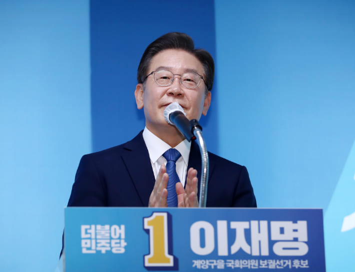 이재명 더불어민주당 인천 계양을 국회의원 후보가 잔뜩 열 받은 모습이 포착됐다. 이재명 후보는 자신에게 욕하는 시민과 마주치자 그냥 넘어가지 않고 불러 세웠다. 18일 유튜브 채널 ‘황기자TV’에는 이�