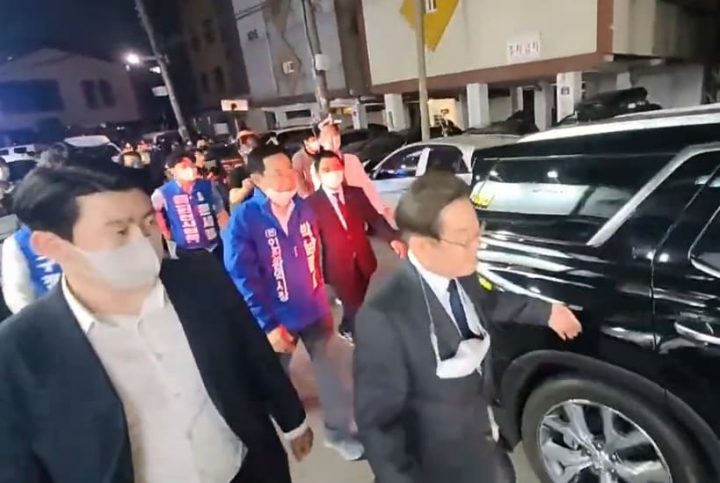 이재명 더불어민주당 인천 계양을 국회의원 후보가 잔뜩 열 받은 모습이 포착됐다. 이재명 후보는 자신에게 욕하는 시민과 마주치자 그냥 넘어가지 않고 불러 세웠다. 18일 유튜브 채널 ‘황기자TV’에는 이�