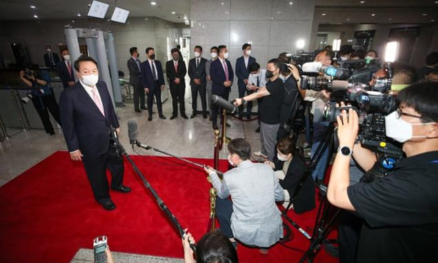 윤석열 대통령 미국 기자들 한국에서 아이폰 사용 금지 선언