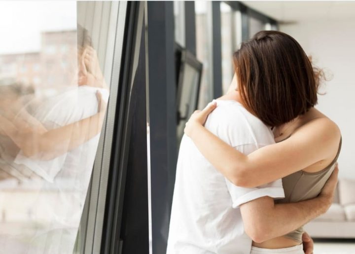남성과 여성이 서로 포옹을 할 때 생기는 호르몬 변화 결과가 알려져 화제가 되고 있다. 최근 독일 보훔 루르대학교 연구팀은 연인 관계에 있는 76명(38쌍)을 대상으로 포옹의 스트레스 감소 효과를 알아보기 위한 실험을 �