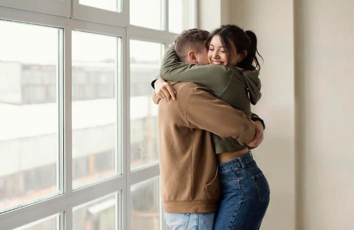 남성과 여성이 서로 포옹을 할 때 생기는 호르몬 변화 결과가 알려져 화제가 되고 있다. 최근 독일 보훔 루르대학교 연구팀은 연인 관계에 있는 76명(38쌍)을 대상으로 포옹의 스트레스 감소 효과를 알아보기 위한 실험을 �