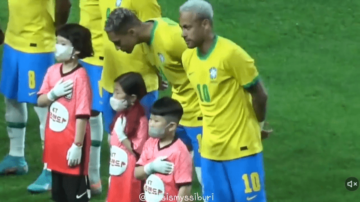 브라질 축구 스타 네이마르가 한국과의 평가전 중 애국가 제창에서 놀라운 면모를 보여줬다. 지난 2일 서울월드컵경기장에서는 한국과 브라질의 평가전이 펼쳐졌다. 이날 브라질은 한국을 상대로 5대 1 대승을 거둔 가