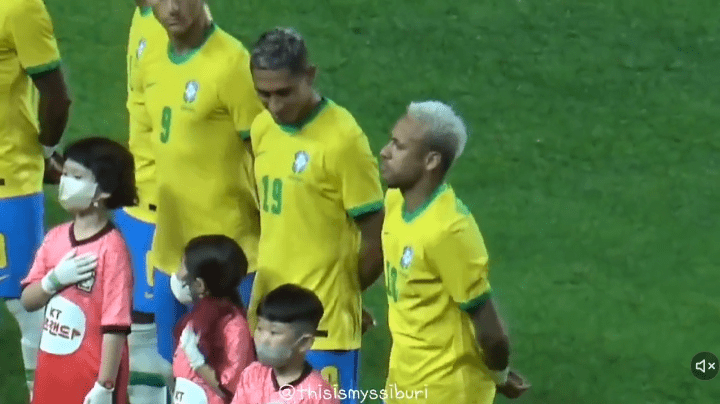 브라질 축구 스타 네이마르가 한국과의 평가전 중 애국가 제창에서 놀라운 면모를 보여줬다. 지난 2일 서울월드컵경기장에서는 한국과 브라질의 평가전이 펼쳐졌다. 이날 브라질은 한국을 상대로 5대 1 대승을 거둔 가