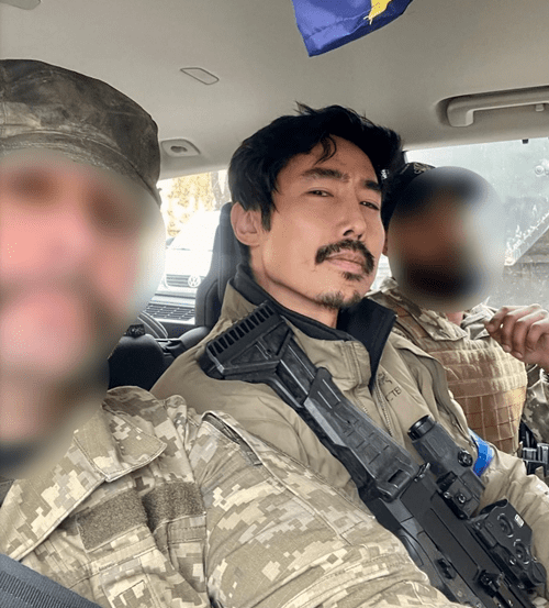 우크라이나 전쟁에 국제 의용군으로 참전했던 유튜버 이근 전 대위가 한국 태생의 전직 미군 저격수가 우크라이나 작전 중 전사했다고 밝혔다. 6일 이근은 자신의 유튜브 채널 커뮤니티를 통해 해당 내용을 전했다.