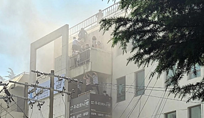 9일 오전 10시 55분쯤 대구 수성구 범어동 대구지방법원 인근 지하 2층, 지상 5층 변호사 사무실 밀집 빌딩에서 불이 났다. 화재는 해당 건물 2층에서 발생했다. 이 불로 건물 안에 있던 신원 확인이 아직 안 된 7명이 �