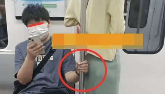 지하철 손잡이를 잡고 있는 한 남성의 사진이 논란의 중심에 섰다. 지난 15일 한 중국 온라인 커뮤니티에는 지하철 내에서 봉 손잡이를 잡고 있는 한 남성의 사진이 올라왔다. 이 남성의 손 위에는 여성이 등을 기�