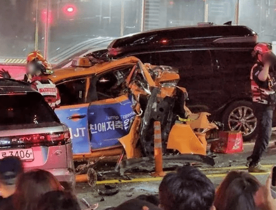 강남 언주역 부근에서 11중 추돌사고가 발생했다. 지난 20일 여러 온라인 커뮤니티에는 서울 지하철 9호선 언주역 교통사고 사진이 여러 장 올라왔다.