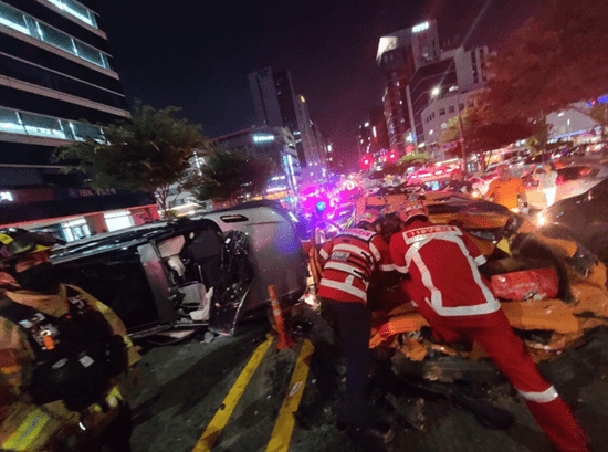 강남 언주역 부근에서 11중 추돌사고가 발생했다. 지난 20일 여러 온라인 커뮤니티에는 서울 지하철 9호선 언주역 교통사고 사진이 여러 장 올라왔다.