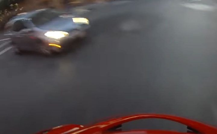 오토바이를 운전하는 한 남성이 자동차에 치여 공중으로 날아간 후 얼떨결에 두 발로 착지하는 모습이 담긴 영상이 화제다. 최근 유튜브에 올라 온 해당 영상은 600만 뷰를 넘어서며 큰 인기를 끌고 있다. 영상을 올린 누