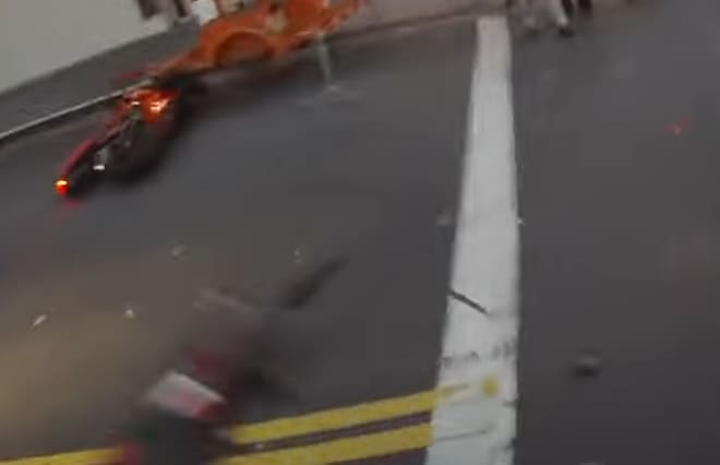 오토바이를 운전하는 한 남성이 자동차에 치여 공중으로 날아간 후 얼떨결에 두 발로 착지하는 모습이 담긴 영상이 화제다. 최근 유튜브에 올라 온 해당 영상은 600만 뷰를 넘어서며 큰 인기를 끌고 있다. 영상을 올린 누