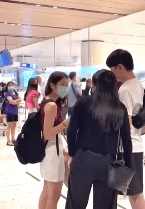 최근 싱가포르의 한 공항에서 불륜이 발각된 소동이 발생했다. 지난 21일 온라인 미디어 월드오브버즈에 따르면, 18일 싱가포르 여성 홍씨는 페이스북을 통해 남편의 불륜 사실을 폭로했다. 이날 홍씨가 공개한 영상에는