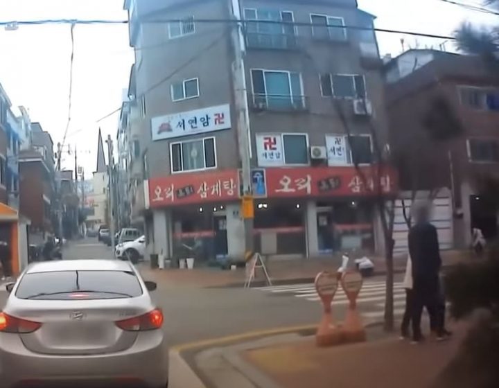 서울 양천구 신호등이 없는 교차로에서 뒤로 걷던 부부와 사고가 난 일이 발생했다. 당시 사고 현장이 담긴 블랙박스 영상을 봐도 믿기지 않는 사고다. 지난 3월 유튜브 ‘한문철TV’에는 ‘뒤로 걷�