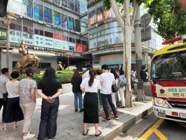 서울 종로구에 위치한 르메이에르 빌딩이 흔들리고 있다는 제보가 나와 건물에 있던 시민들 전원이 대피하는 사고가 발생했다. 1일 오전 10시 30분께 르메이에르종로타운 건물이 흔들린다는 이야기에 경찰이 긴급 출동, 현장에 �