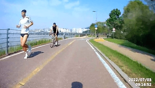 토트넘 홋스퍼의 손흥민 선수가 한강변 자전거 도로에서 달리는 모습이 포착됐다. 최근 여러 온라인 커뮤니티에는 손흥민이 한강변 자전거 도로에서 러닝하고 있는 영상과 사진이 잇달아 올라왔다. 공개된 게시물에서