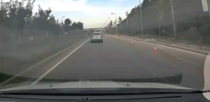 한문철TV를 필두로 대한민국에서 벌어지는 각종 교통사고 블랙박스 영상이 이제 온라인에 공개되는 지금, 너무 충격적인 영상 하나가 공개됐다. 도로에서는 어떤 일이든 벌어질 수 있기 때문에 최대한 안전하게 운전하는 �