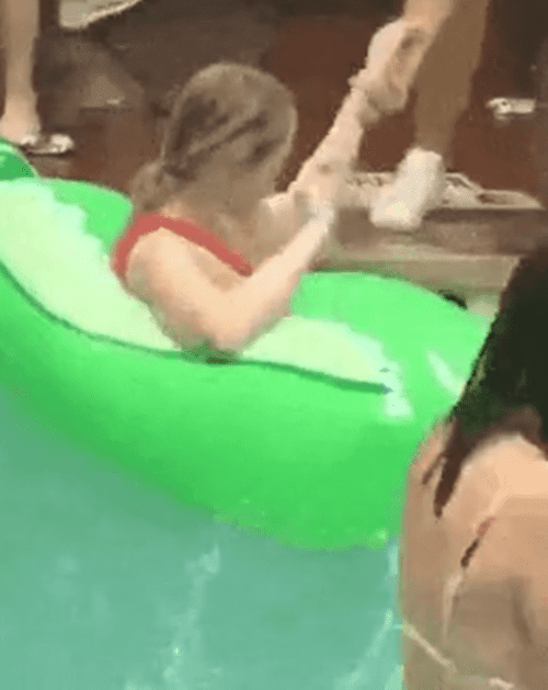 여름철 물놀이를 하다가 충격적인 일을 겪은 여성의 영상이 화제가 되고 있다. 최근 한 온라인 커뮤니티에는 ‘물놀이하던 여자 대참사’라는 제목의 글이 올라왔다. 해당 글에는 물놀이를 하다가 불미스�