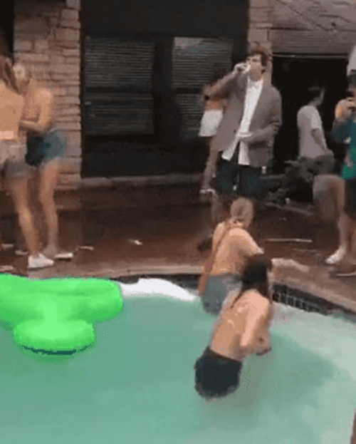 여름철 물놀이를 하다가 충격적인 일을 겪은 여성의 영상이 화제가 되고 있다. 최근 한 온라인 커뮤니티에는 ‘물놀이하던 여자 대참사’라는 제목의 글이 올라왔다. 해당 글에는 물놀이를 하다가 불미스�