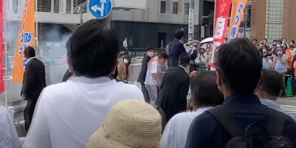 일본 참의원 선거 유세에 나선 아베 전 총리가 산탄총을 맞고 심정지가 온 가운데, 사실상 아베가 사망했다는 이야기까지 쏟아지고 있다. 아베 전 총리는 4일 오전 11시 42분께 나라시에서 진행된 참의원 선거 유세 �