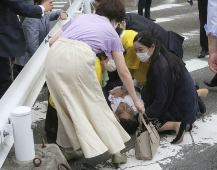 일본 아베 전 총리가 참의원 선거 유세 중 산탄총에 피격돼 심폐정지 상태가 온 가운데, 일본 방송국이 내보내고 있는 프로그램이 공개됐다. 8일 NHK 등 일본 언론에 따르면 이날 오전 11시 40분께 아베 총리는 나라시에서 열린 �