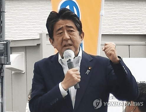 일본 전 총리 아베에게 총을 발사한 용의자의 범행 직전 모습이 공개됐다. 지난 8일 일본의 닛폰 테레비 공식 유튜브 채널은 이날 오전 11시 30분 일본 나라현 나라시에서 현지 참의원 선거 거리 유세 도중 아베 전 총