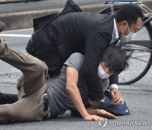 일본 전 총리 아베에게 총을 발사한 용의자의 범행 직전 모습이 공개됐다. 지난 8일 일본의 닛폰 테레비 공식 유튜브 채널은 이날 오전 11시 30분 일본 나라현 나라시에서 현지 참의원 선거 거리 유세 도중 아베 전 총