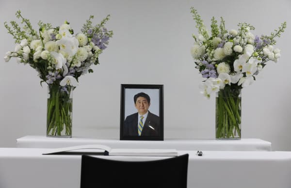아베 산탄총으로 암살한 일본 남자의 충격적인 과거가 공개됐습니다