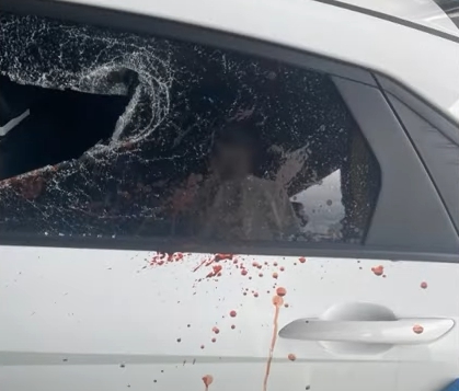 전라북도 익산시에서 한 남성이 20분 동안 주차장에 주차돼 있던 하얀색 승용차를 망치와 각종 도구들로 박살 낸 사건이 발생했다. 12일 유튜브 한문철TV에는 ‘거의 20분 동안 망치로 제 차를 박살내 놓았어요 ㅠㅠ&#