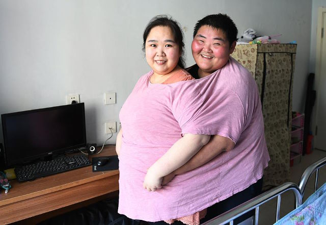 두 사람의 몸무게가 합쳐 무려 400kg에 육박했던 어느 부부의 폭풍 다이어트 후기가 화제다. 과거 중국 매체 상하이스트는 쓰촨성에 사는 린 위에-덩양 부부가 총합 약 200kg를 감량했다고 보도했다. 과거 이들은 중�