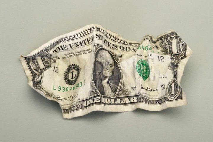 서양 여성이 1달러 지폐 줍는 순간'전신 마비' 온 충격적인 이유