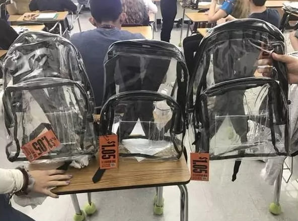 미국의 한 고등학교에서 전교생이 모두 투명한 가방을 메고 다닌다는 소식이 전해져 화제가 되고 있다. 해당 고등학교에 다니는 학생들은 모두 똑같이 생긴 투명 가방을 메고 다닌다. 이 학교에는 과거 한 학생�
