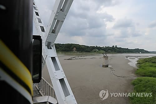 [속보] 김일성, 김정은 뱃지 단 사람 시신 경기도에서 발견