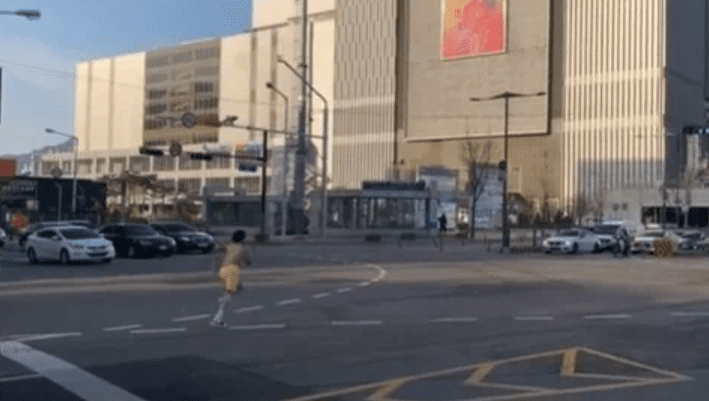 버스와 차량이 쌩쌩 달리는 도심 오거리 한복판을 하의만 입고 전력질주하는 남성의 모습을 담은 영상이 유포되면서 논란이다. 20일 의정부지역민들에 따르면 동영상 속 남성은 상의는 탈의하고 노란색 하의만 입은 채