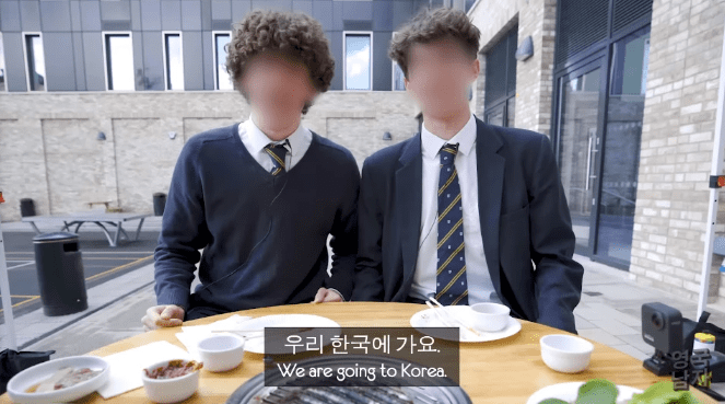 유튜브 ‘영국남자’에 출연해 사생활 논란이 터졌던 고등학생 출연자의 근황이 포착됐다. 지난 27일 유튜브 채널 ‘영국남자’에는 화제를 모았던 영국 고등학생들의 한국 여행 예고 영상이 새�