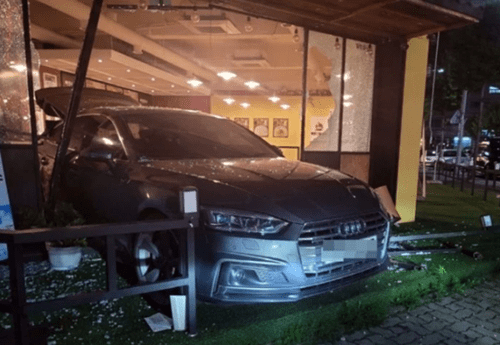 대전 동구 가오동의 한 식당에서 아우디 차량이 식당 내부로 돌진하는 사고가 발생했다. 28일 대전 동부경찰서에 따르면 이날 오전 1시 40분경 대전 동구 가오동의 먹자골목 식당에서 아우디 차량이 후진하던 중 식당 내부