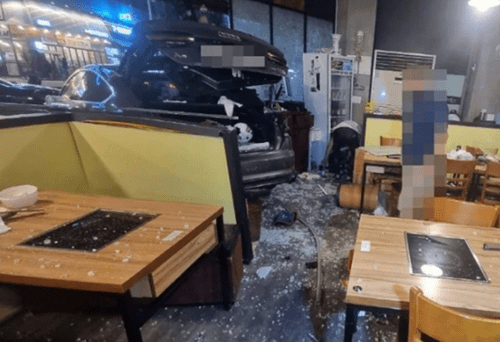 대전 동구 가오동의 한 식당에서 아우디 차량이 식당 내부로 돌진하는 사고가 발생했다. 28일 대전 동부경찰서에 따르면 이날 오전 1시 40분경 대전 동구 가오동의 먹자골목 식당에서 아우디 차량이 후진하던 중 식당 내부