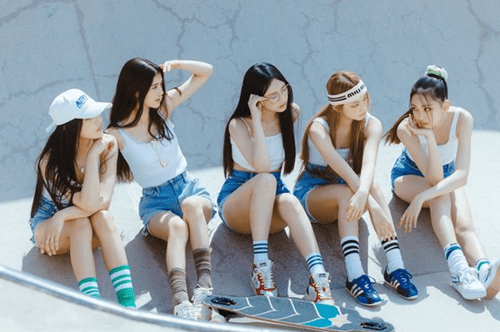 데뷔를 앞두고 있는 미성년자 걸그룹 뉴진스가 선정성 논란에 휩싸였다. 지난 26일 뉴진스는 공식 틱톡 계정을 통해 춤추는 영상을 공개했다. 이날 공개된 영상에서 멤버 민지는 ‘PIMP IS Yours’라는 문구