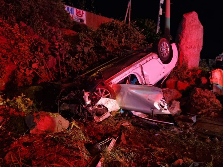 최근 제주시 애월급 고내리 해안도로에서 발생한 7명이 탑승한 렌트 쏘나타 차량 전복사고 당시 CCTV 영상이 공개됐다. 해당 사고로 차량에 탑승해있던 20대 남녀 7명 중 3명이 숨지고 4명이 부상을 당했다. 사고