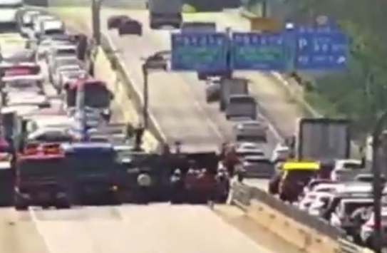 '화물차가 갑자기..' 도저히 믿을 수 없다는 천안 고속도로 전복 사고 (+영상)
