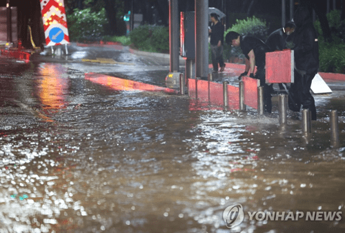 어젯밤 역대급 폭우에 그대로 떠밀려간 강남역 취객 돌발 상황