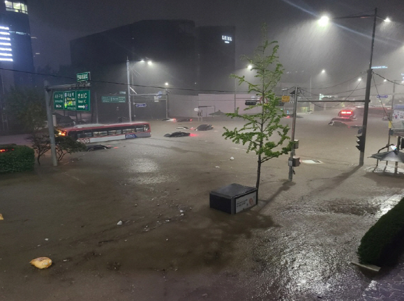 8일과 9일에 걸쳐 수도권 중부지방에 막대한 양의 폭우가 쏟아지는 가운데, 예상치 못한 피해 사례가 나타나고 있다. 서울, 인천, 경기 등 수도권 지역에 300~350mm에 가까운 비가 내리며 폭우 피해가 속출하고 있다.