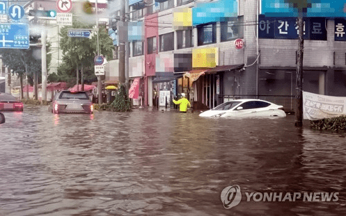 폭우 난리에 한강뷰 사진 올리며 자전거 못타겠다 글 올린 연예인