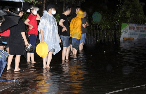 충북지역에 폭우가 쏟아진 가운데, 청주 지역에 심각한 수해 피해가 생기고 있다. 지난 10일 청주에 호우경보가 내려지며 여러 온라인 커뮤니티에는 도로와 길가에 물이 차오른 청주의 현장 사진이 올라왔다. 공개된 사진 속 청�