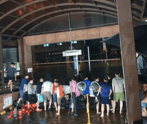 충북지역에 폭우가 쏟아진 가운데, 청주 지역에 심각한 수해 피해가 생기고 있다. 지난 10일 청주에 호우경보가 내려지며 여러 온라인 커뮤니티에는 도로와 길가에 물이 차오른 청주의 현장 사진이 올라왔다. 공개된 사진 속 청�
