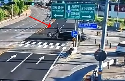 '공중으로 붕..' 한문철도 경악한 포천 오토바이 역대급 사고 (+영상)