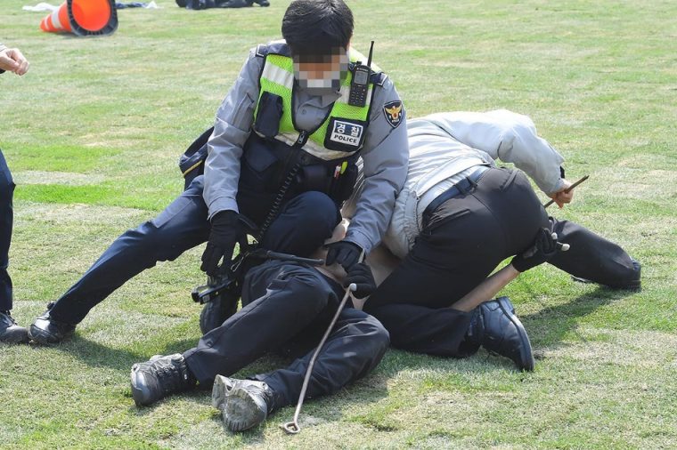 과거 서울 광장에서 발생했던'경찰, 시민' 역대급 싸움 현장 (+상황)