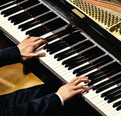 유명 30대 피아니스트 이혼 아내 음란 사진