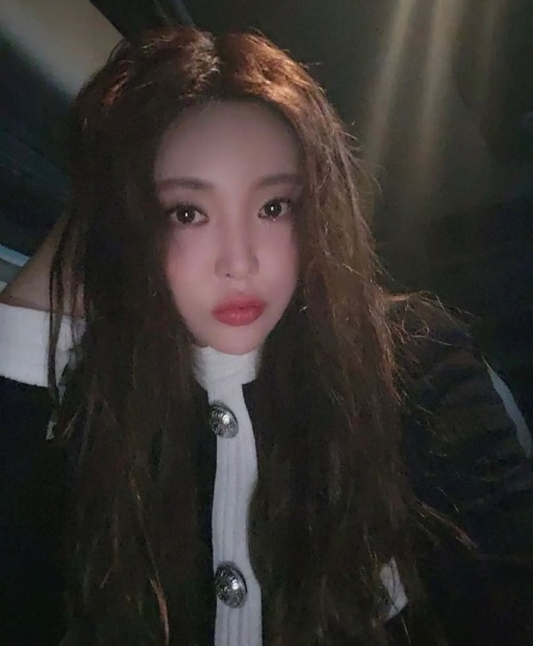 가수 홍진영이 자신의 인스타그램을 통해 몰라보게 살이 빠진 근황 사진을 올려 화제